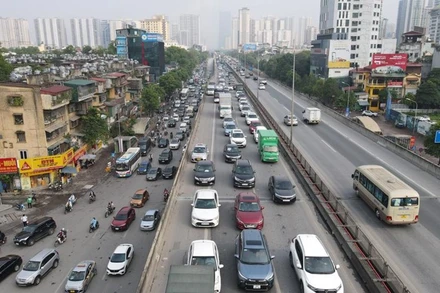 Đường Vành đai 3 thường xuyên ùn tắc vì lượng ô-tô lưu thông quá đông.