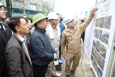 Đồng chí Đinh Tiến Dũng kiểm tra tiến độ gói thầu số 2 dự án hệ thống xử lý nước thải Yên Xá.