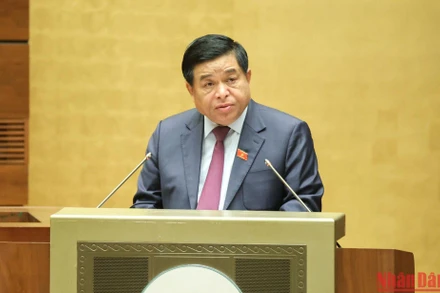 Bộ trưởng Kế hoạch và Đầu tư Nguyễn Chí Dũng trình bày Tờ trình của Chính phủ về dự án Luật Đấu thầu (sửa đổi). (Ảnh: DUY LINH)