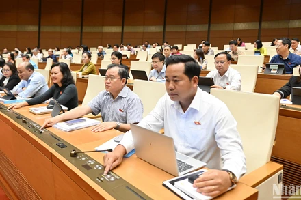 Đại biểu Quốc hội bấm nút thông qua Nghị quyết của Quốc hội về điều chỉnh, bổ sung dự toán ngân sách Nhà nước năm 2025. (Ảnh: THỦY NGUYÊN)