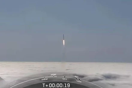 Một tên lửa SpaceX Falcon 9 mang theo 46 vệ tinh Internet Starlink đâm xuyên qua các đám mây phía trên Căn cứ Lực lượng Không gian Vandenberg ở California ngày 10/7. (Nguồn: SpaceX) 