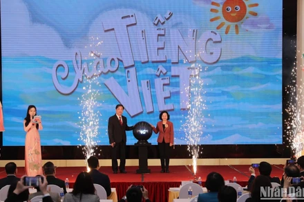 Các đại biểu ấn nút khởi động chương trình truyền hình "Chào tiếng Việt".