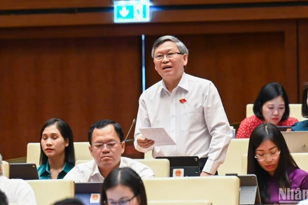 Đại biểu Tô Văn Tám (đoàn Kon Tum) góp ý kiến vào dự thảo Luật Trật tự, an toàn giao thông đường bộ trong phiên thảo luận chiều 22/5. (Ảnh: DUY LINH)