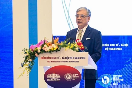 PGS, TS Trần Đình Thiên, nguyên Viện trưởng Viện Kinh tế Việt Nam trình bày tham luận. (Ảnh: DUY LINH)