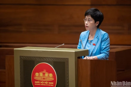 Phó Chủ nhiệm Ủy ban Tài chính, Ngân sách Nguyễn Thị Phú Hà báo cáo tóm tắt một số vấn đề lớn về dự án Luật Giá (sửa đổi) trong phiên họp chiều 5/4. (Ảnh: DUY LINH)