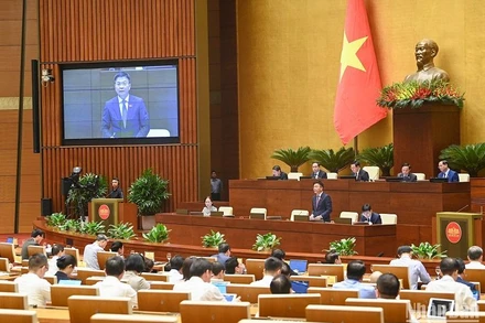 Bộ trưởng Tư pháp Lê Thành Long trả lời chất vấn tại Phiên họp thứ 25 của Ủy ban Thường vụ Quốc hội. (Ảnh: DUY LINH)