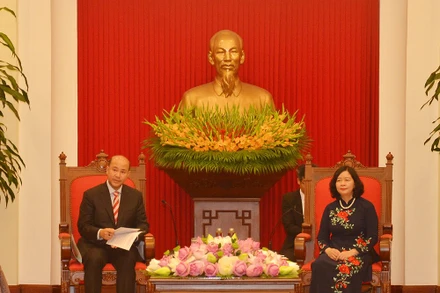 Đồng chí Bùi Thị Minh Hoài và đồng chí Hun Many trao đổi thông tin tại cuộc tiếp.