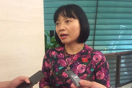 Đại biểu Quốc hội Nguyễn Thị Việt Nga chia sẻ bên hành lang Quốc hội về phiên chất vấn nhóm vấn đề thuộc lĩnh vực khoa học và công nghệ. (Ảnh: VĂN TOẢN)