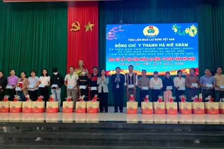 Chủ tịch Hội đồng Dân tộc của Quốc hội trao quà tặng công nhân, người lao động có hoàn cảnh khó khăn.