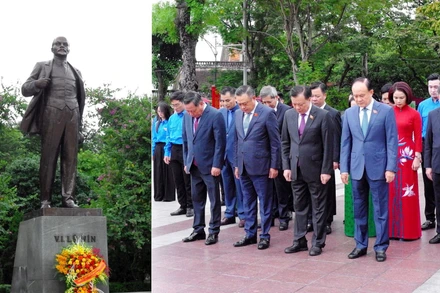 Đoàn đại biểu thành phố Hà Nội tưởng nhớ V.I.Lênin. (Ảnh: Viết Thành)
