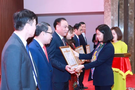 Phó Bí thư Thường trực Thành ủy Hà Nội Nguyễn Thị Tuyến tặng bằng khen cho các tập thể, cá nhân có thành tích xuất sắc trong năm 2023.