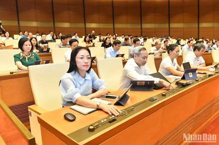 Các đại biểu Quốc hội biểu quyết thông qua Nghị quyết về phân bổ vốn Chương trình phục hồi, Chương trình mục tiêu quốc gia trong phiên họp sáng 22/6. (Ảnh: ĐĂNG KHOA)