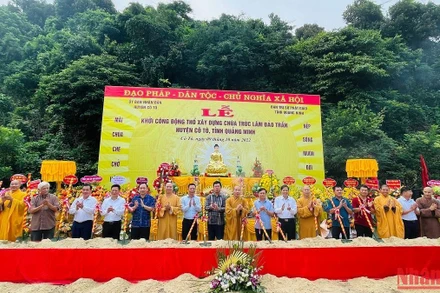 Các đại biểu làm lễ động thổ xây dựng Chùa Trúc Lâm đảo Trần Cô Tô.