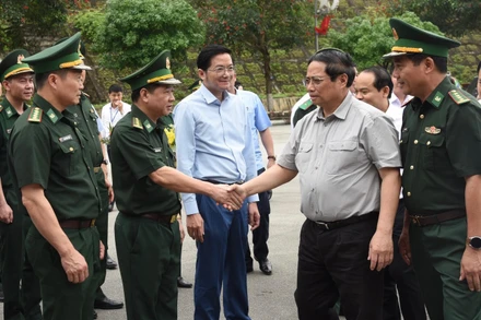 [Ảnh] Thủ tướng thăm các lực lượng làm nhiệm vụ tại Cửa khẩu quốc tế Hữu Nghị 