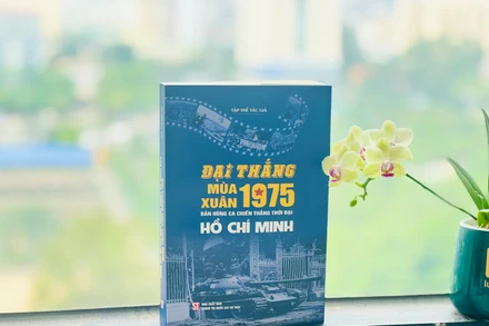 Cuốn sách "Đại thắng mùa Xuân 1975 - Bản hùng ca chiến thắng thời đại Hồ Chí Minh".