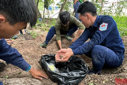 Với những người làm nhiệm vụ đặc biệt trên đất bạn Campuchia, tìm thấy đồng đội là khoảnh khắc đáng quý nhất. (Nguồn: Đội K93)