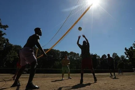 Người dân châu Âu dưới trời nắng nóng, ngày 19/7/2022. (Ảnh: THX/TTXVN)