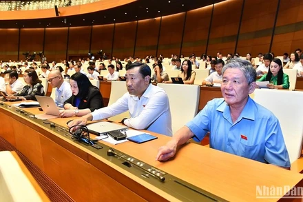 Các đại biểu Quốc hội biểu quyết thông qua Nghị quyết về phê chuẩn quyết toán ngân sách nhà nước năm 2021. (Ảnh: ĐĂNG KHOA)