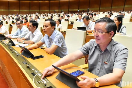 Các đại biểu Quốc hội biểu quyết thông qua Luật Lưu trữ (sửa đổi). (Ảnh: THỦY NGUYÊN)