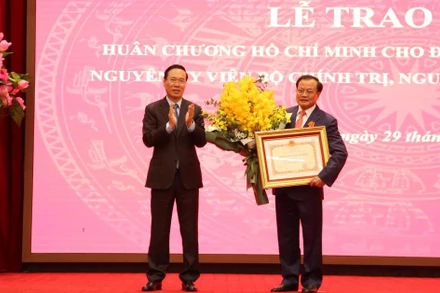 Chủ tịch nước Võ Văn Thưởng trao Huân chương Hồ Chí Minh tặng đồng chí Phạm Quang Nghị. 