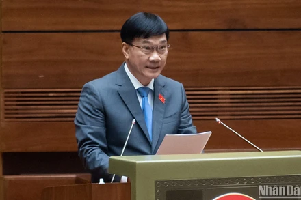 Chủ nhiệm Ủy ban Kinh tế của Quốc hội Vũ Hồng Thanh trình bày báo cáo thẩm tra dự án Luật sửa đổi, bổ sung một số điều của Luật Đấu giá tài sản. (Ảnh: ĐĂNG KHOA)