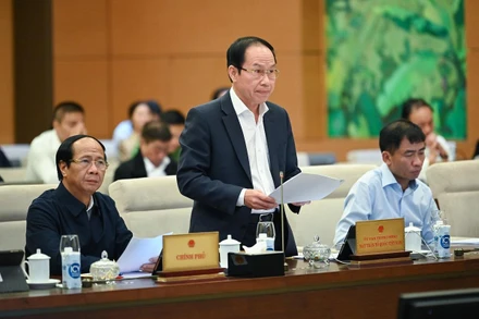 Phó Chủ tịch, Tổng Thư ký Ủy ban Trung ương Mặt trận Tổ quốc Việt Nam Lê Tiến Châu trình bày báo cáo tại phiên họp.