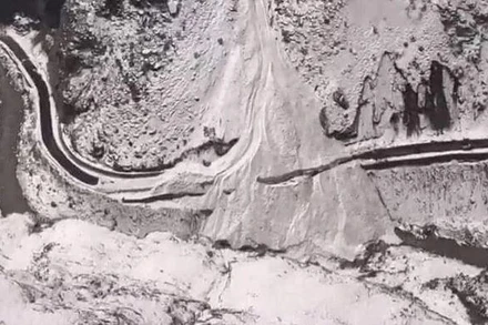 Vỡ sông băng dẫn tới lở tuyết tại khu vực thuộc bang Uttarakhand, miền Bắc Ấn Độ. (Nguồn: ndtv.com)