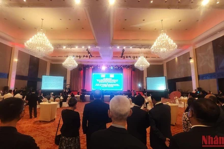 Đông đảo bạn bè quốc tế đến dự chiêu đãi.