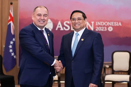 Thủ tướng Phạm Minh Chính gặp Thủ tướng Quần đảo Cook Mark Brown (bên trái) trong khuôn khổ Hội nghị Cấp cao ASEAN 43 và các Hội nghị liên quan. (Ảnh: NHẬT BẮC)