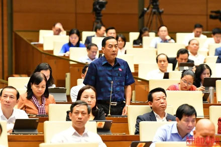 Đại biểu Quốc hội Phạm Văn Hòa (đoàn Đồng Tháp) cho ý kiến về dự án Luật Thực hiện dân chủ ở cơ sở trong phiên thảo luận tại hội trường chiều 22/10. Ảnh: THỦY NGUYÊN