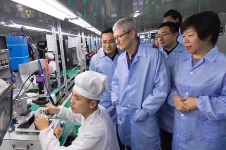 Giám đốc điều hành Tập đoàn Apple Tim Cook thăm nhà máy sản xuất các sản phẩm của tập đoàn này tại Việt Nam. (Nguồn: MacRumors) 