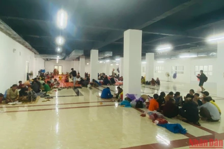 Khoảng 1.200 người dân vùng ven biển ở tỉnh Quảng Ngãi di dời đến khu ký túc xá tránh bão.
