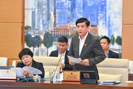 Tổng Thư ký Quốc hội, Chủ nhiệm Văn phòng Quốc hội Bùi Văn Cường trình bày dự kiến Chương trình giám sát năm 2024 của Quốc hội, Ủy ban Thường vụ Quốc hội. (Ảnh: DUY LINH)