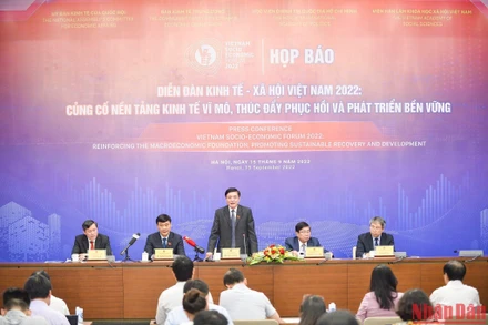 Quang cảnh buổi họp báo công bố Diễn đàn Kinh tế-Xã hội Việt Nam 2022 sáng 15/9. (Ảnh: DUY LINH)