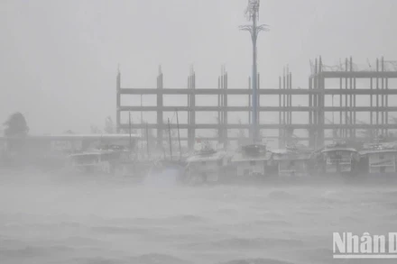 Hiện bão số 3 đang tiến gần vào khu vực Quảng Ninh. Tại thành phố Hạ Long, sóng biển đánh rất cao, gió giật mạnh. (Ảnh: SƠN BÁCH - THÀNH ĐẠT)