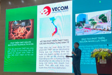 Ông Đoàn Quốc Tâm, Trưởng Ban Hợp tác VECOM trình bày về phát triển thương mại điện tử bền vững và bảo vệ môi trường.