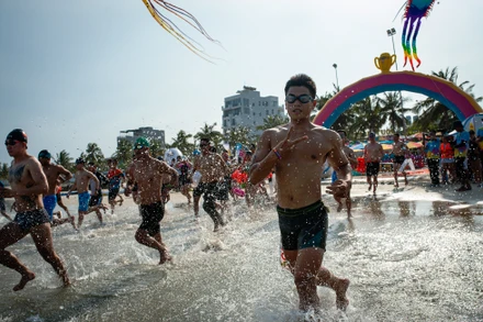 [Ảnh] Sôi động mùa du lịch biển Đà Nẵng 2023