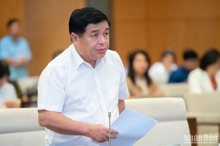 Bộ trưởng Kế hoạch và Đầu tư Nguyễn Chí Dũng báo cáo tình hình thực hiện Nghị quyết số 43/2022/QH15 của Quốc hội về chính sách tài khóa, tiền tệ hỗ trợ Chương trình phục hồi và phát triển kinh tế-xã hội. (Ảnh: DUY LINH)