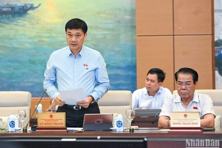 Chủ nhiệm Ủy ban Kinh tế Vũ Hồng Thanh báo cáo thẩm tra tình hình thực hiện Nghị quyết số 43/2022/QH15 của Quốc hội. (Ảnh: DUY LINH)