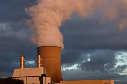 Khói bốc lên từ ống khói của một nhà máy điện tua-bin khí chu trình hỗn hợp ở Drogenbos, Bỉ ngày 6/12/2023. (Ảnh: Reuters)