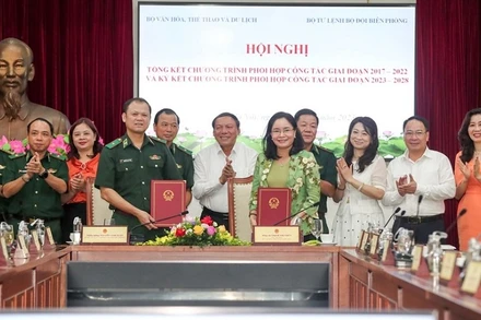 Lãnh đạo Bộ Văn hóa, Thể thao và Du lịch và Bộ đội biên phòng ký kết chương trình phối hợp công tác. (Ảnh: QĐND)