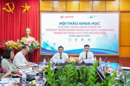 PGS, TS Nguyễn Thành Lợi - Tổng Biên tập Báo Kinh tế và Đô thị và TS Chu Mạnh Hùng, Bí thư Đảng ủy, Chủ tịch Hội đồng Trường Đại học Luật Hà Nội chủ trì hội thảo. (Ảnh: KHÁNH HUY)