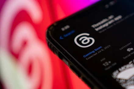 Biểu tượng ứng dụng Threads trên màn hình điện thoại. (Ảnh: AFP/TTXVN)