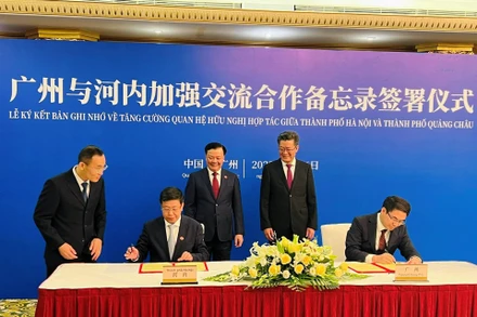 Bí thư Thành ủy Hà Nội Đinh Tiến Dũng và Bí thư Thành ủy Quảng Châu Quách Vĩnh Hàng chứng kiến lễ ký Biên bản ghi nhớ tăng cường hợp tác.