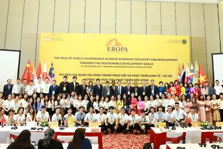 Các đại biểu chụp ảnh lưu niệm cùng đội ngũ tình nguyện viên, những người đã góp phần quan trọng vào thành công của Hội nghị EROPA 2023.