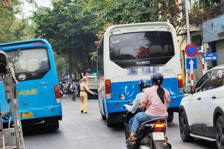 Lực lượng chức năng xử lý xe hợp đồng vi phạm tại khu vực phố cổ. (Ảnh: Chu Dũng)