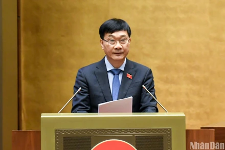 Chủ nhiệm Ủy ban Kinh tế của Quốc hội Vũ Hồng Thanh báo cáo giải trình, tiếp thu, chỉnh lý dự thảo Luật Kinh doanh bất động sản (sửa đổi). (Ảnh: DUY LINH)