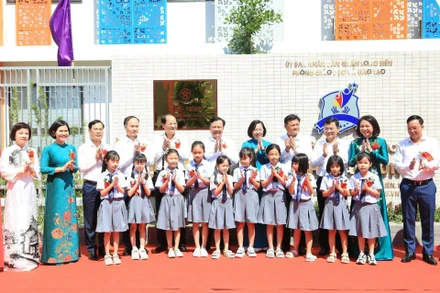 Lãnh đạo thành phố Hà Nội dự lễ gắn biển tại trường Tiểu học khu đô thị Sài Đồng, quận Long Biên.