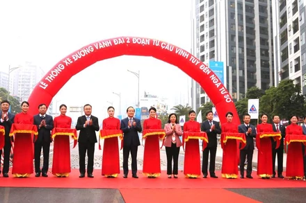 Lãnh đạo thành phố Hà Nội cắt băng khánh thành đường Vành đai 2 trên cao.