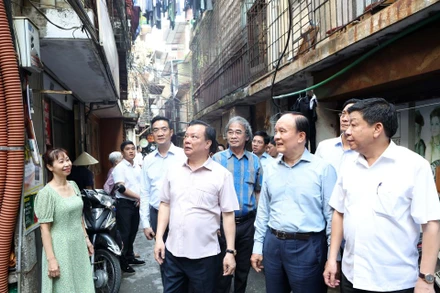 Lãnh đạo thành phố Hà Nội thị sát chung cư A, khu chung cư cũ Ngọc Khánh, phường Ngọc Khánh, quận Ba Đình, Hà Nội.